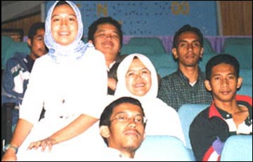 We hang out at the P. Ramlee Auditorium, from top/left, Ade, Boboy, Me (Muid), Farra (Cute), Epi, Jamal and Kamarul.
